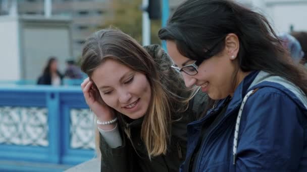 Dos chicas visitan Londres y disfrutan del viaje y el turismo — Vídeo de stock