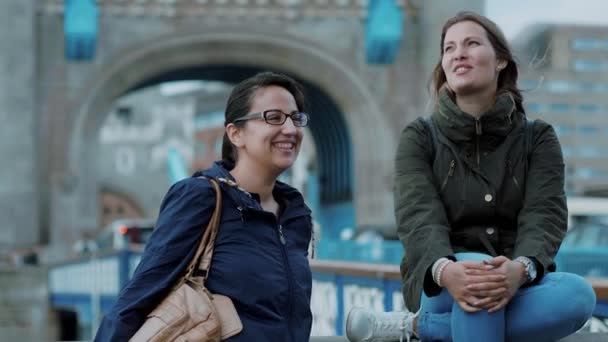 Dos chicas visitan Londres y disfrutan del viaje y el turismo — Vídeo de stock