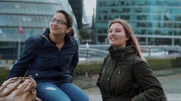 Две молодые женщины на Тауэрском мосту в Лондоне - поездка по городу — стоковое видео