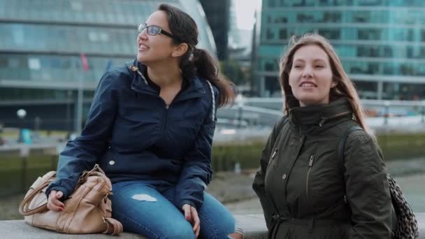 Visitar Londres - dos amigos en un viaje de turismo — Vídeo de stock