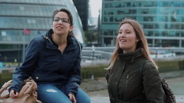 Відвідування Лондон - двох друзів на екскурсію — стокове відео