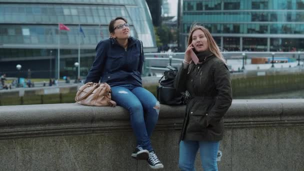 Dos novias en un viaje turístico a Londres — Vídeo de stock