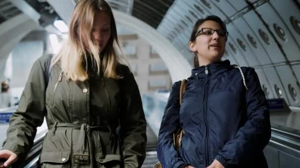 Londra metro istasyonu yürüyen merdiven — Stok video