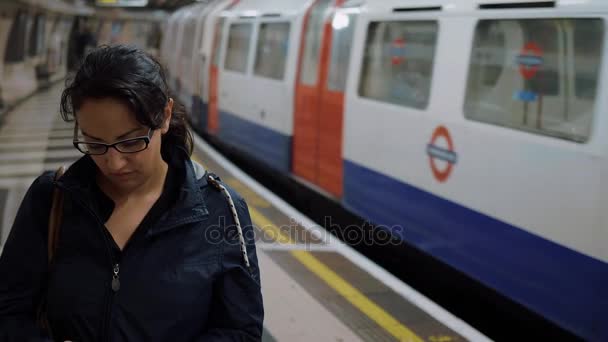 Esperando el metro en la estación de metro de Londres — Vídeos de Stock