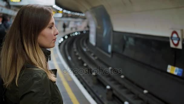 À espera do metro na estação de metro de Londres — Vídeo de Stock