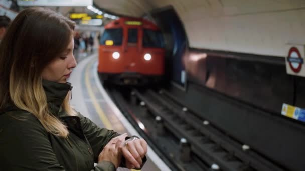 Wachten op de buis op London Underground station — Stockvideo