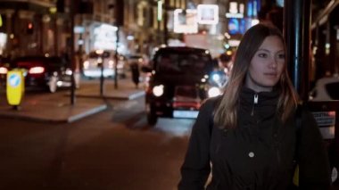 Londra sokaklarında gece genç kız