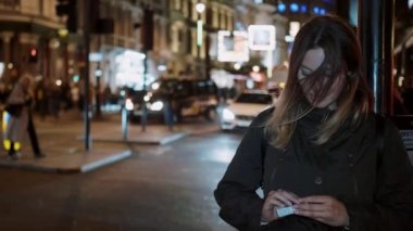 Londra sokaklarında gece genç kız