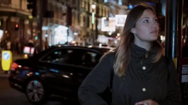 Genç kadın bir Londra sokaklarında Sigara