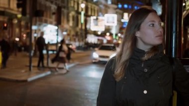 Genç kadın bir Londra sokaklarında Sigara