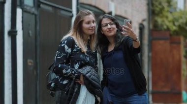 Kızlar selfies bir şehir gezisi sırasında Londra'ya olun