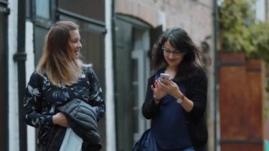 Londra - selfies iki kız şehir gezi alarak