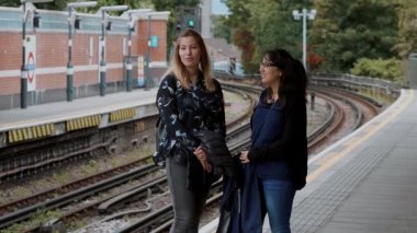 Londra metro bir platform üzerinde bekleyen kız