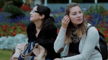 İki younf kadın bir parkta sakin ol.