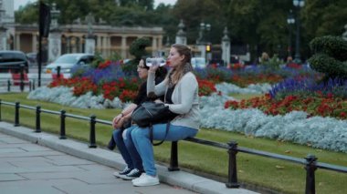 Londra - bir turistik gezi üzerinde iki arkadaş ziyaret