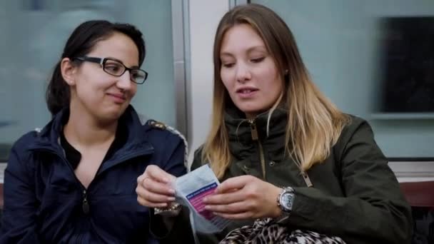 Zwei Freunde fahren in U-Bahn-Röhre — Stockvideo