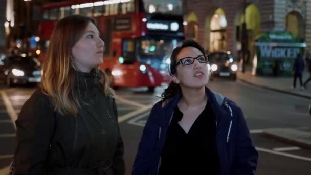 Dos amigos en Londres por la noche — Vídeo de stock