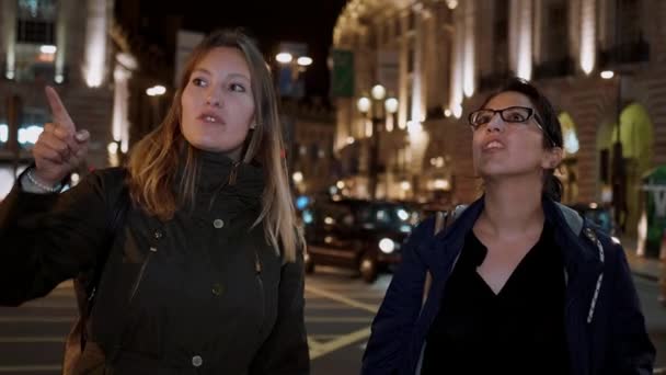 ロンドンの夜の友人 2 人 — ストック動画