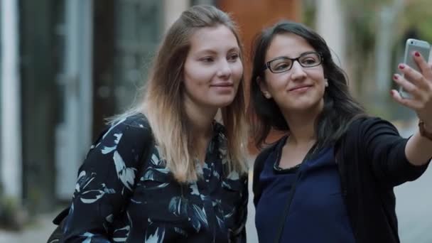 Девушки делают селфи во время поездки в Лондон — стоковое видео