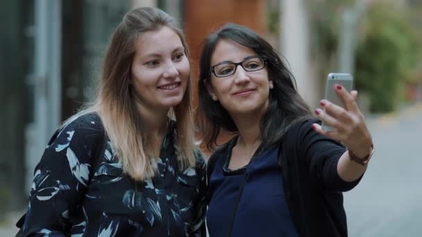 Nemen van selfies in Londen - twee meisjes over bezienswaardigheden van de stad — Stockvideo