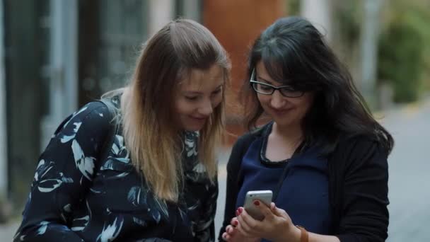 Tomando selfies en Londres - dos chicas en el turismo de la ciudad — Vídeo de stock