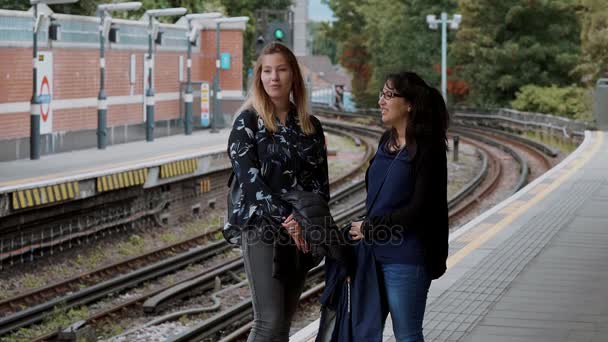 Novias esperando en una plataforma del metro de Londres — Vídeos de Stock