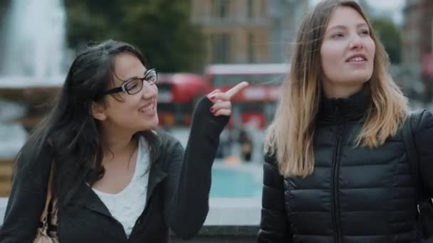 Due amiche in un giro turistico a Londra — Video Stock