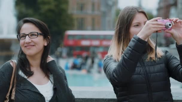 Taking photos at Trafalgar Square in London — Stock Video