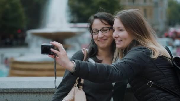 Девушки делают селфи во время поездки в Лондон — стоковое видео