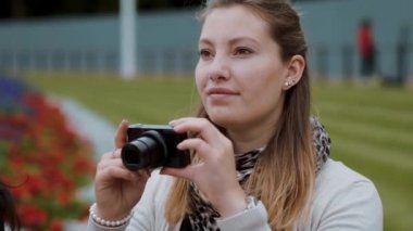 Genç kız bir fotoğraf bir parkta alıyor