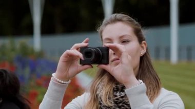 Genç kız bir fotoğraf bir parkta alıyor