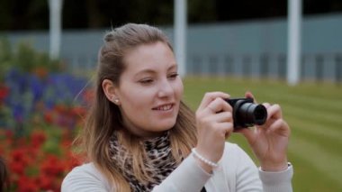 Genç kız bir fotoğraf bir parkta alıyor