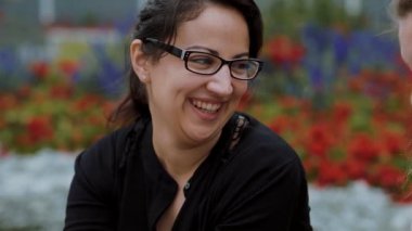 Genç Türk kız sakin bir parkta