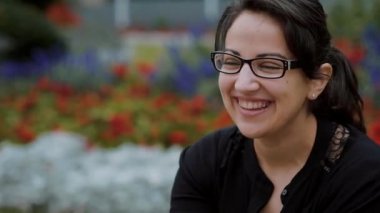 Genç Türk kız sakin bir parkta