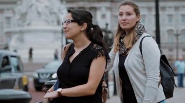 İki kız Londra ziyaret edin ve gezi ve gezi keyfini çıkarın