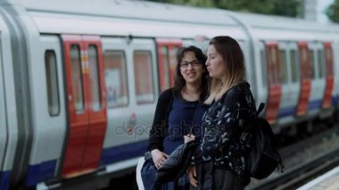 Londra metro bir platform üzerinde bekleyen kız