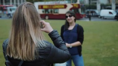 Fotoğraf çekmek ve şehir turu sırasında yine de Londra poz