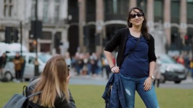 Güzel kız Londra şehir içinde bir fotoğraf için poz veriyor