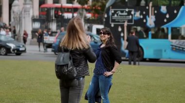 Fotoğraf çekmek ve şehir turu sırasında yine de Londra poz