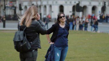 Güzel kız Londra şehir içinde bir fotoğraf için poz veriyor