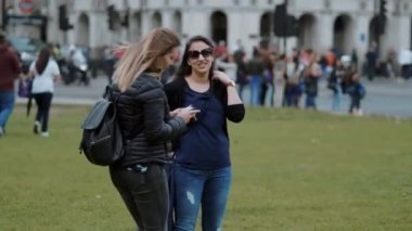 İki genç kadınlar yemek dondurma - yumuşak buz