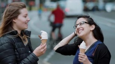 Yaz aylarında dondurma yeme