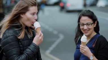 Yaz aylarında dondurma yeme