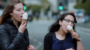 İki genç kadınlar yemek dondurma - yumuşak buz