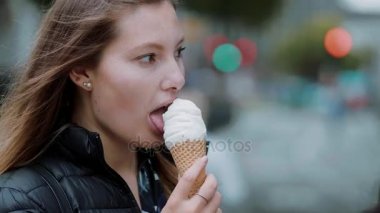 Genç kız dondurma yiyor