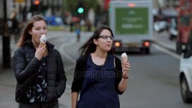 Dondurma ile Londra sokaklarında genç kadınlarda