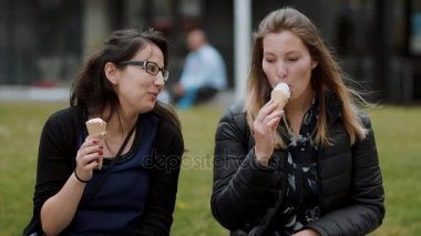 Bir parkta dondurma yeme