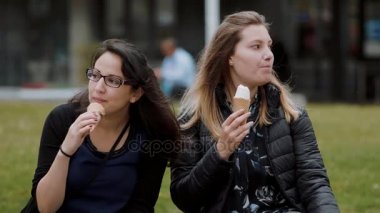 Bir parkta dondurma yeme