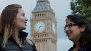 Londra'ya bir gezi geziye iki kız arkadaşım