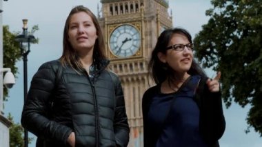 İki kız Londra ziyaret edin ve gezi ve gezi keyfini çıkarın